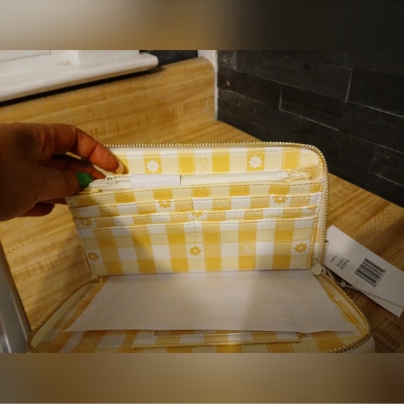 Betsey Johnson NWT Yellow/ White
Checkered Wallet/ Wristlet - Picture 11 of 11
